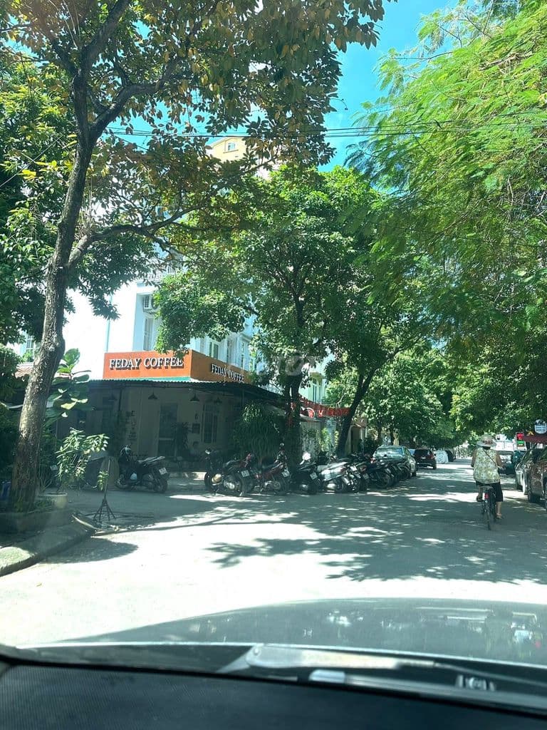 BÁN GẤP BIỆT THƯ LÔ GÓC KĐT MỄ TRÌ THƯỢNG 121M2 X 4 TẦNG MT22M 45 TỶ.