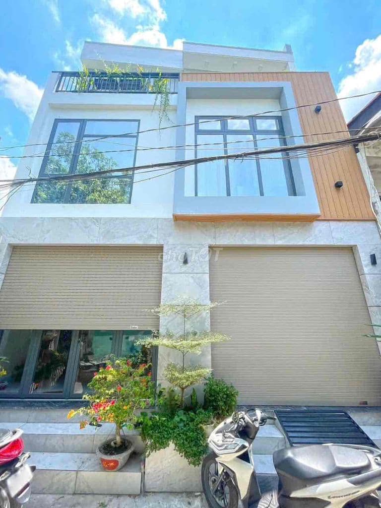 nhà bán 1 trệt 2 lầu sân thượng.