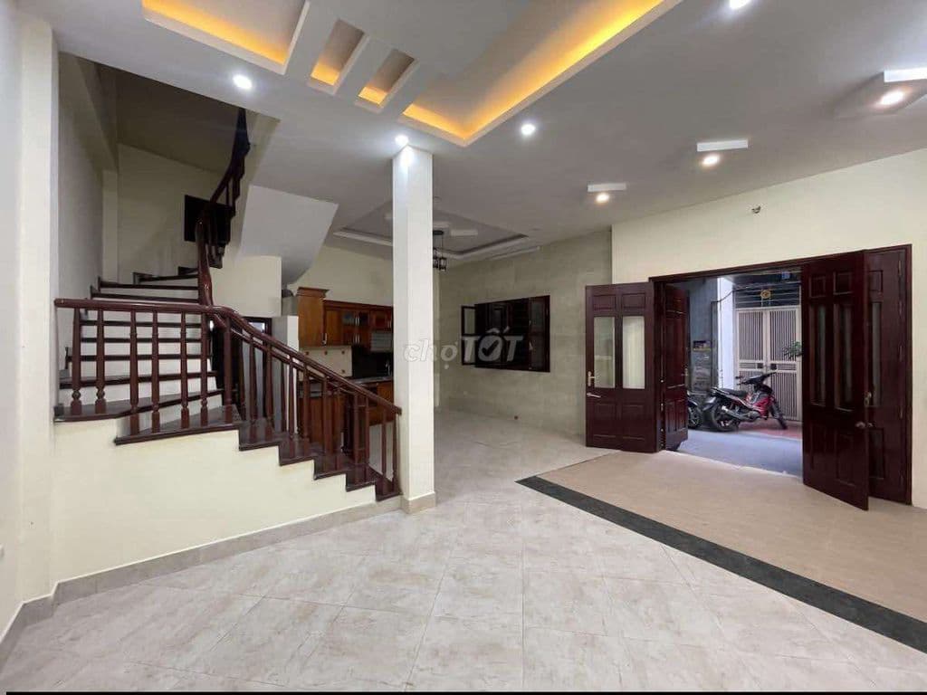 Hoàng Quốc Việt, Võ Chí Công, lô góc, trước nhà 3m, dân xây, ở luôn