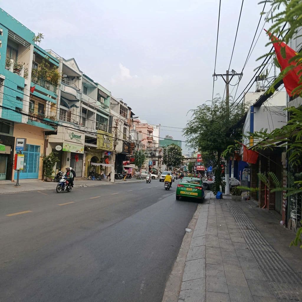 Bán gấp nhà lô góc mặt tiền đường KINH DOANH tốt