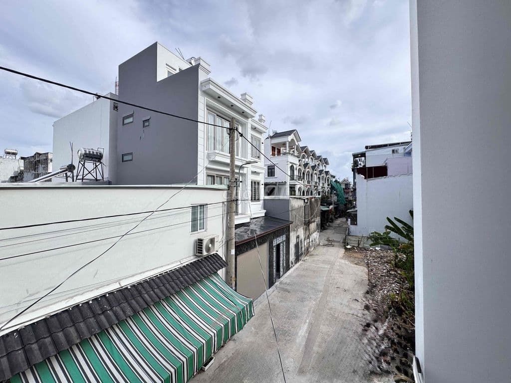 BÁN NHÀ MỚI XÂY ĐỐI DIỆN GIGAMALL HẺM Ô TÔ- SHR - Ảnh 3