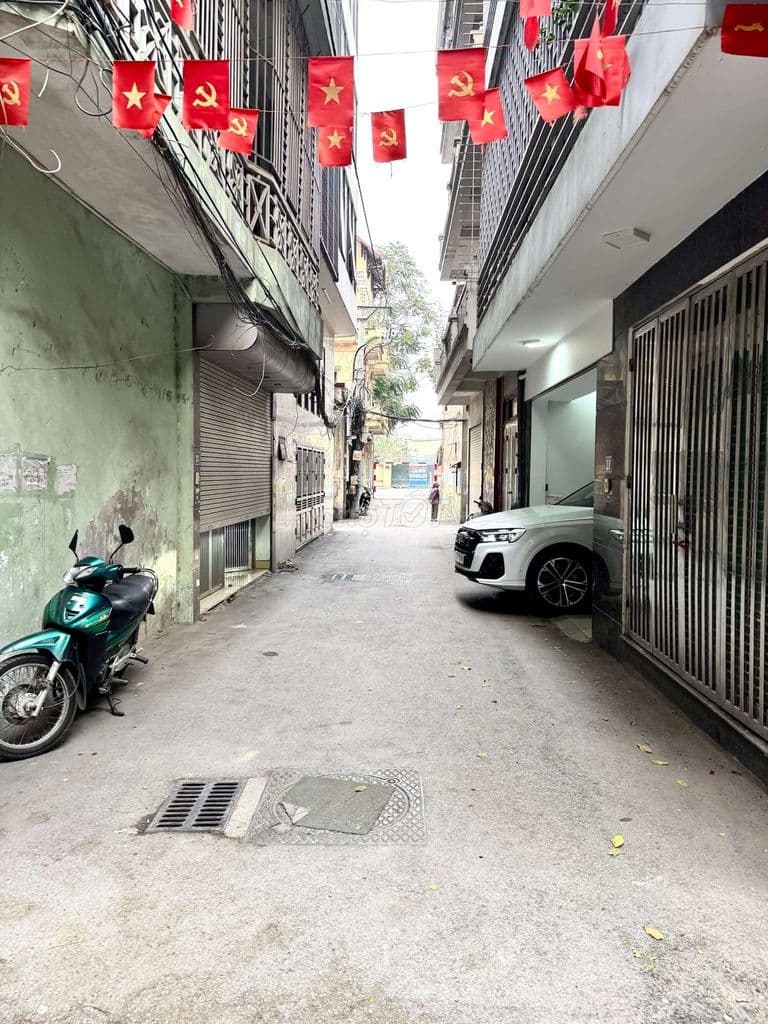 Bán nhà trong ngõ ô tô phố Lê Trọng Tấn. Nhà gần phố giá siêu tốt