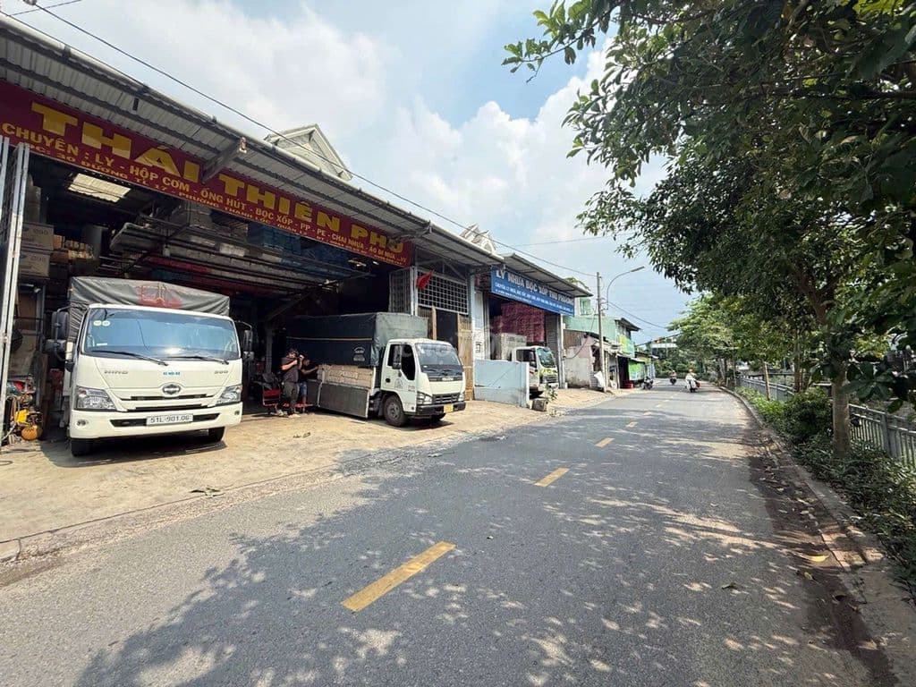 Mặt tiền ngay Ngã Tư Ga, 2.600m2 full thổ cư, vị trí siêu đẹp. - Ảnh 3