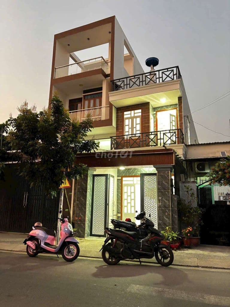 Nhà 1 Trệt 2 Lầu Đẹp - MT KD Buôn Bán Sau Lưng Chợ XTT - Bà Điểm