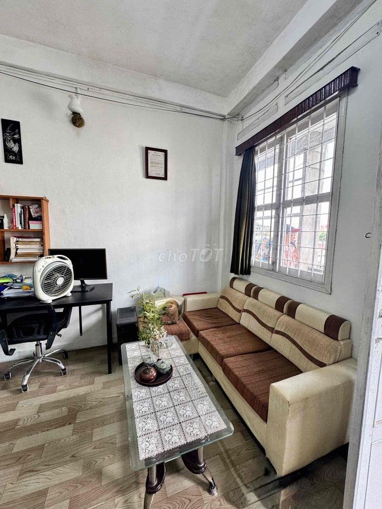Chung Cư Lạc Long Quân. 45m2. Ngay chợ Hoa Đầm Sen