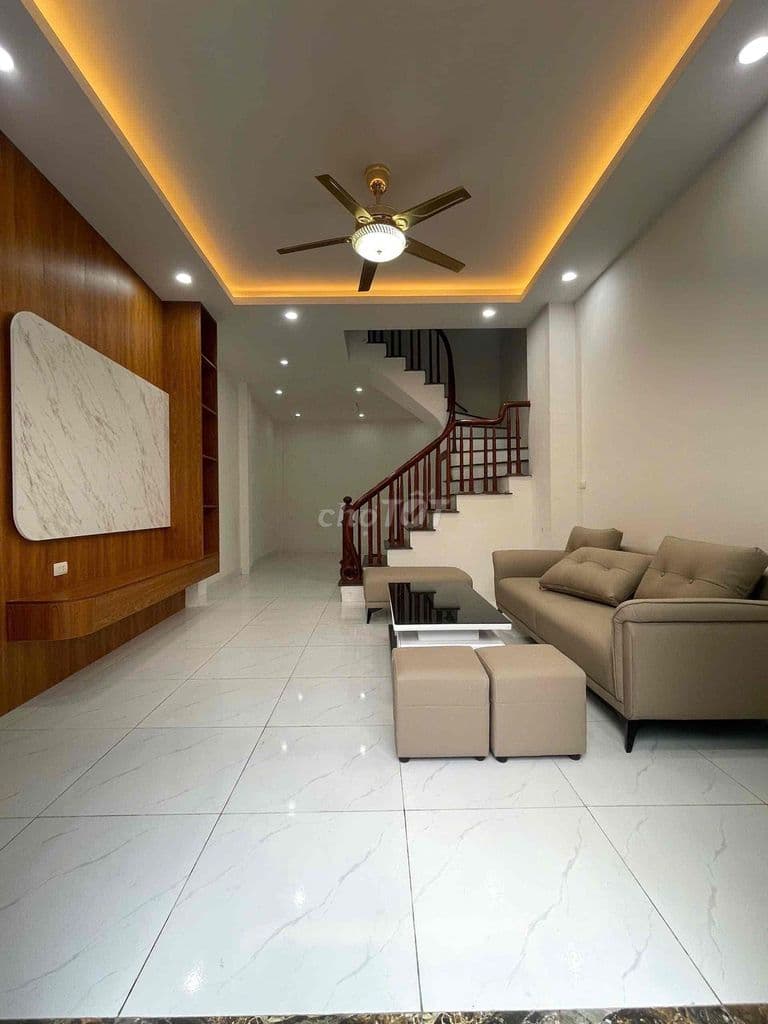 Cần tiền bán gấp nhà 42m2 - xây 3 tầng, ô tô đỗ cổng, giá 3tỷ16 có TL
