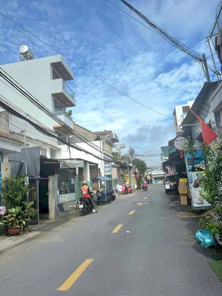 Nhà SHR 5,5m x 24m. Mặt Tiền Đường Trần Thị Hè ( HT42)