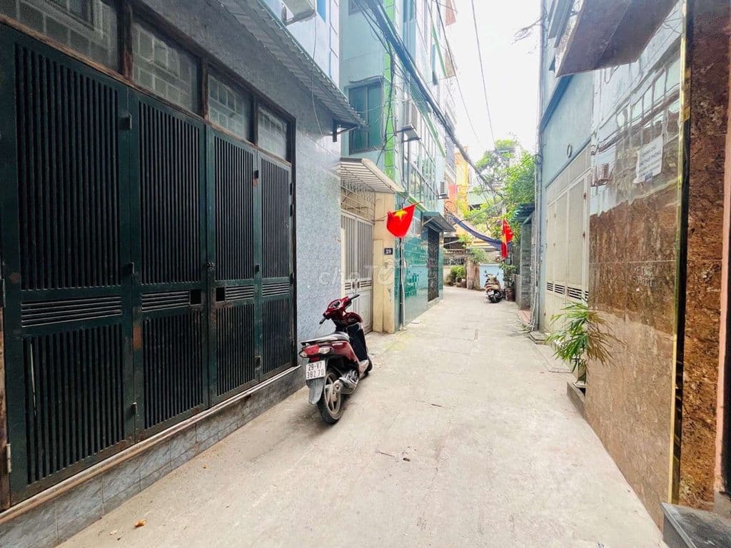 KIM GIANG . HƠN 6 TỶ.-30 M. -5 TẦNG .LÔ GÓC 3 THOÁNG.