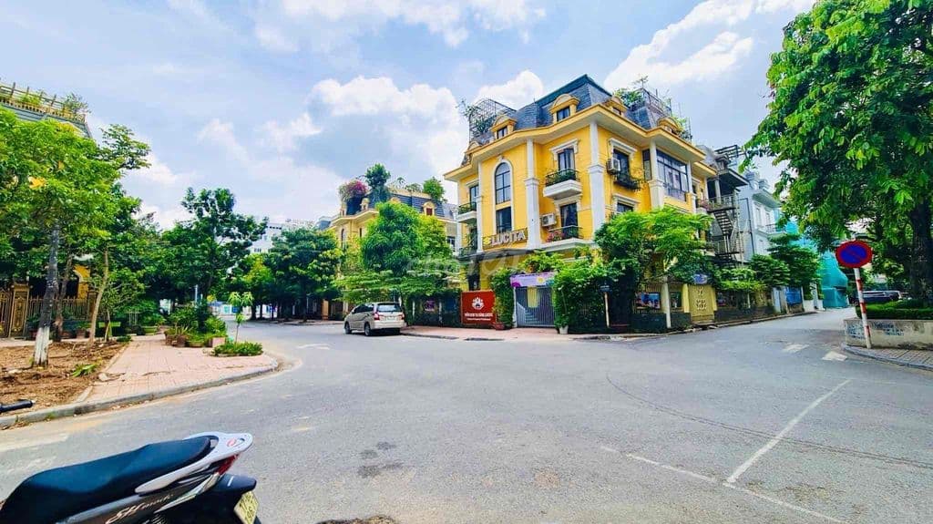 GIA đình bán nhà MẶT PHỐ ngay Đầu LÁNG HẠ LÊ VĂN LƯƠNG Lô Góc 3 Thoáng