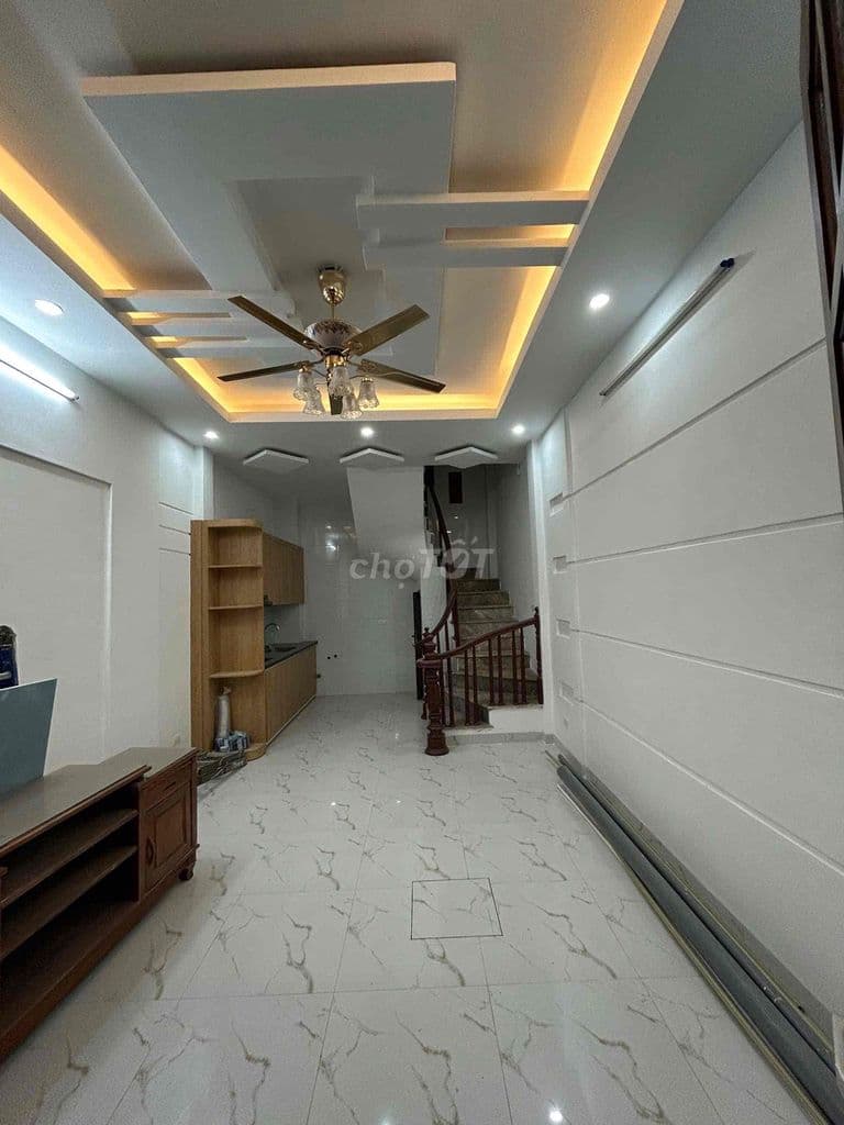 Tôi cần bán nhà phố Vĩnh Hưng, 5 tầng 4 ngủ 5 wc, 10m ra ô tô