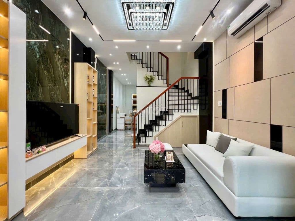 Nhà xinh nằm ngay chợ xóm mới thoáng mát gần trung tâm tiện ích đầy đủ - Ảnh 2