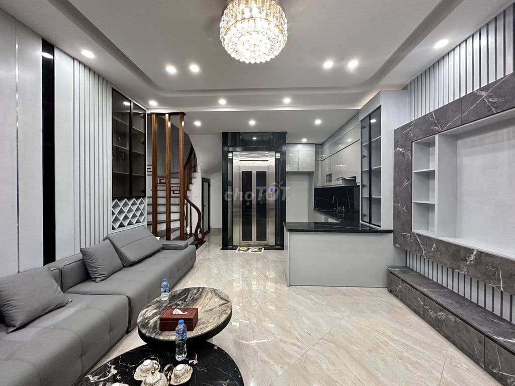 Nhanh! Nhà Trần Hữu Tước ô tô đỗ cửa, thang máy, view hồ, không qh.