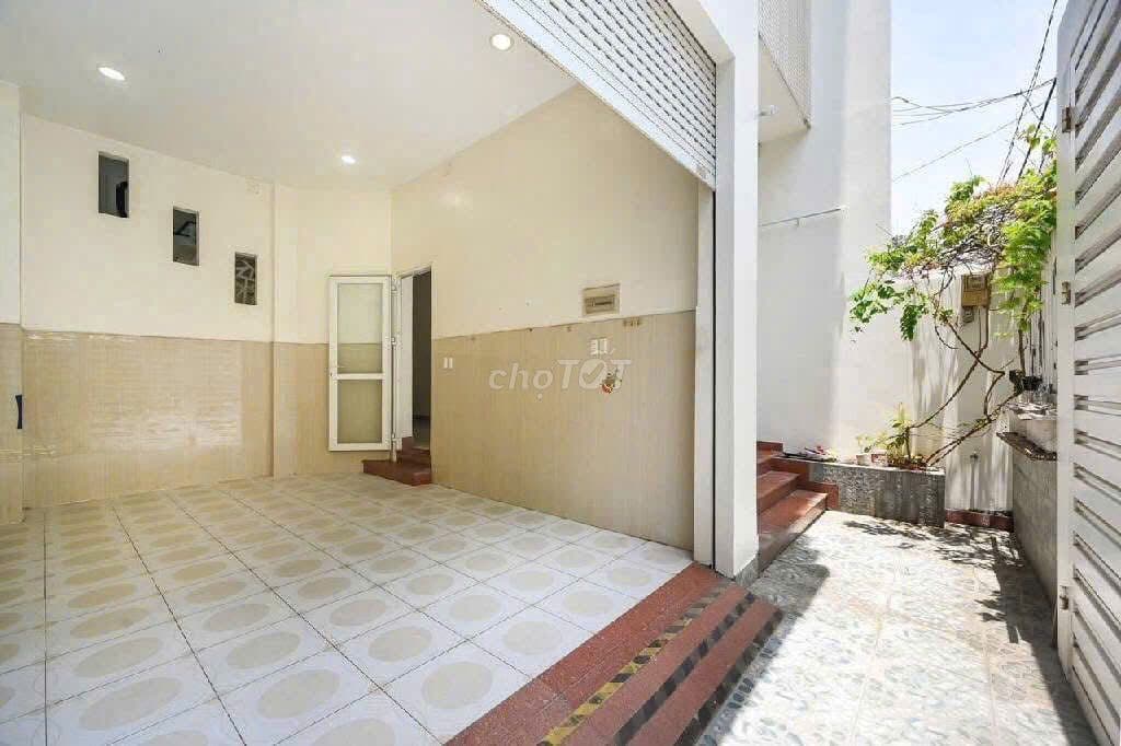 Căn nhà 6,5m, nhà thoáng ôtô đỗ cửa, Có Gara otô, cách MT vài căn.
