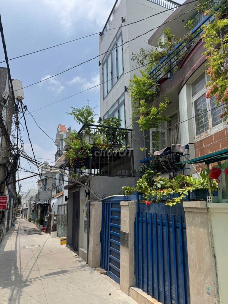 Nhà phố trệt 2 lầu. Có 5PN 5WC. Tại Lê Văn Lương, ngay UB Xã
