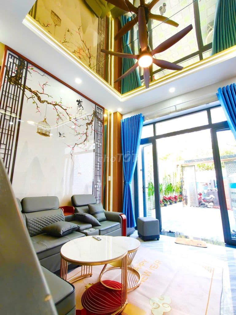 Chính chủ cần bán Nhà Mới 1 trệt 3 Tầng Lầu 2 mặt tiền có sân vườn .