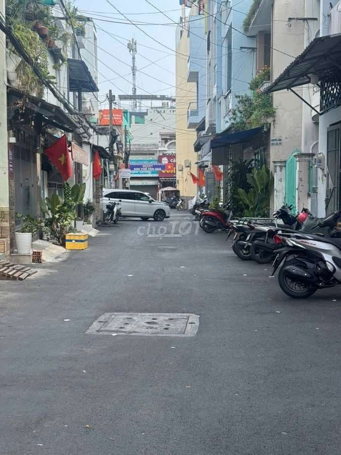 CHỦ CẦN BÁN GẤP, NHÀ XÂY MỚI HIỆN ĐẠI ,HẺM 8M, 4PN , SÁT EAON, T.PHÚ