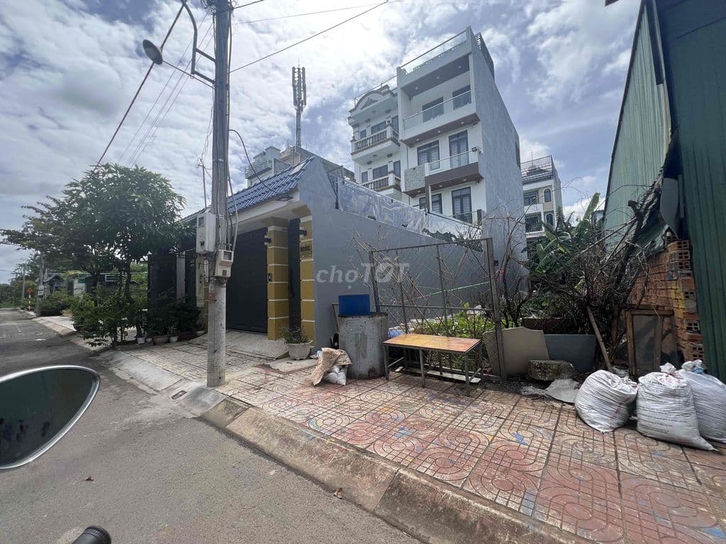 Đất hai mặt tiền đường 12m dt 150m2 đường Cống Hộp Số 3, TX52