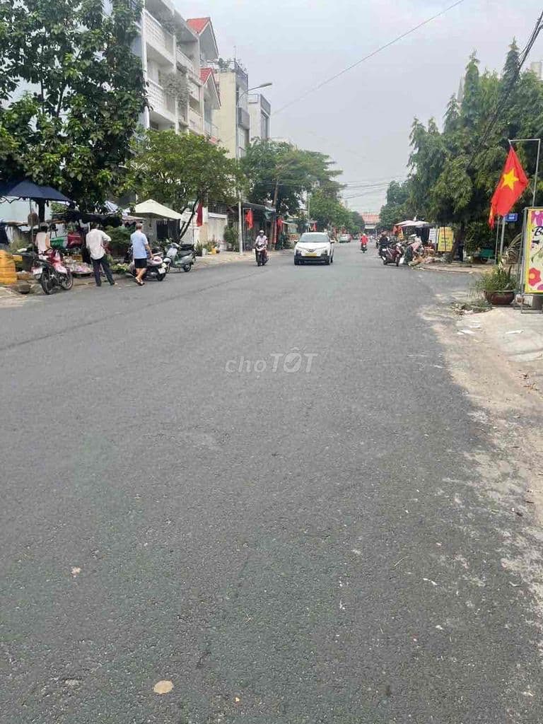 Bán nhả C4, MT ĐHT 10, sát KDC An Sương, NVQ, Q12.. 4X26.6m