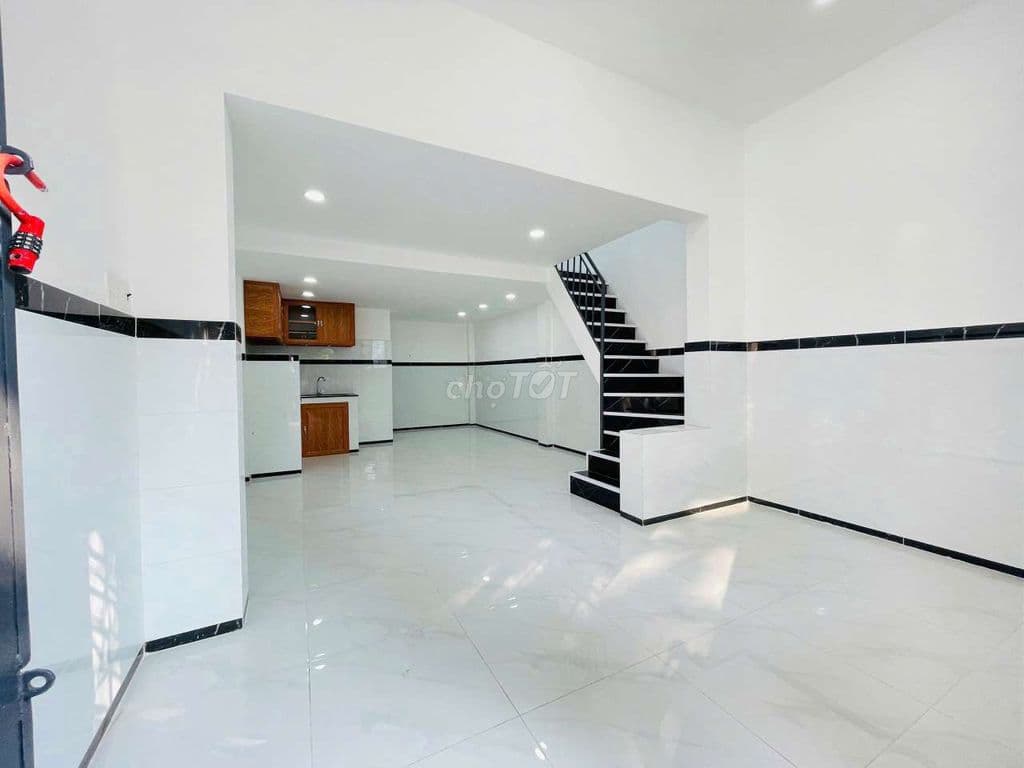 Nhà đẹp 2 tầng đ49 HBC 1ty750 TL