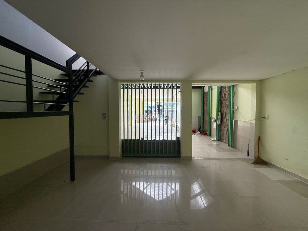 Bán nhà mặt tiền kinh doanh đối diện BV, trường cấp 3 - Ảnh 3