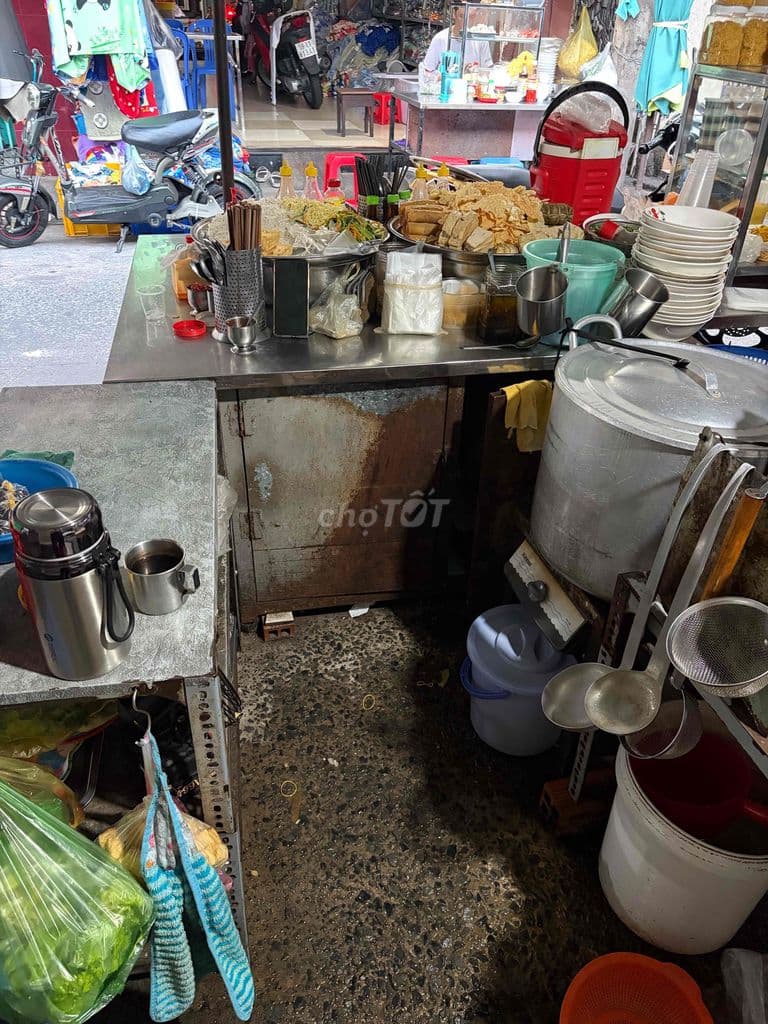 bán sạp ỏ chợ ông hoàng (cho ông địa ) đang buôn bán đồ an sáng chay .