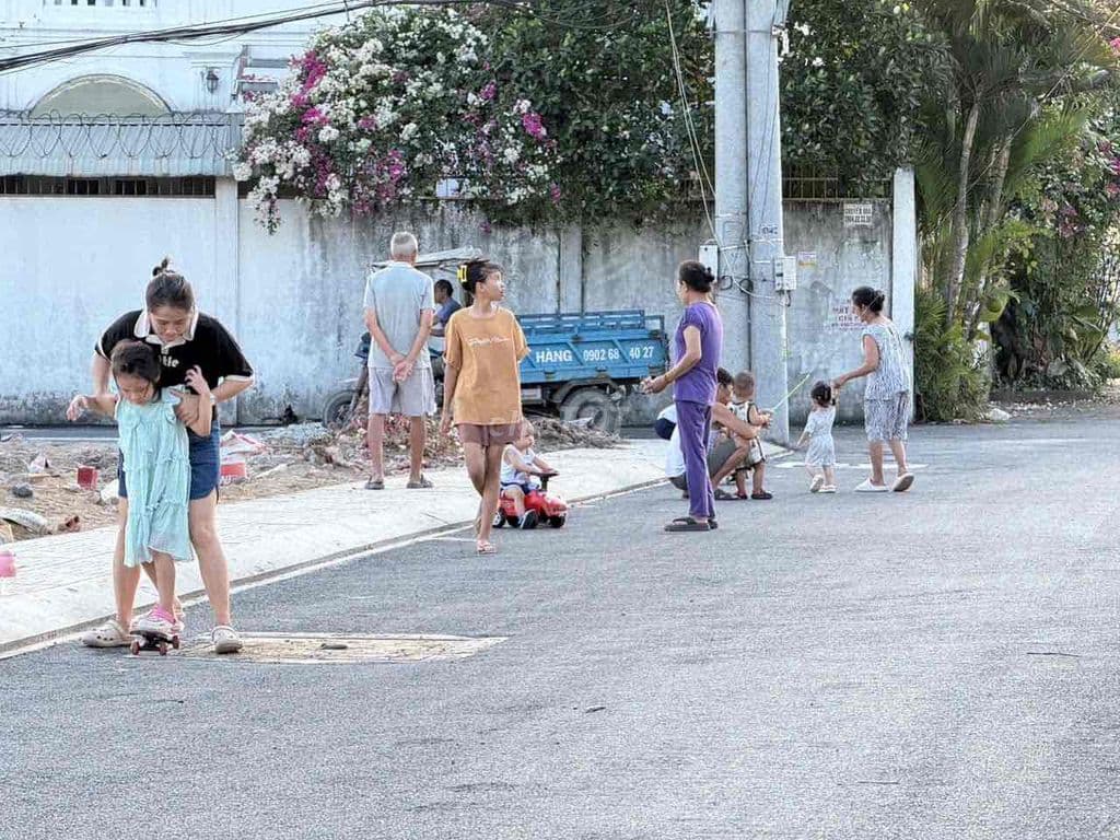 đất vô 1 xẹc bờ kênh đẹp khu dân cư ở đông .tiện ích ở xung quanh - Ảnh 2