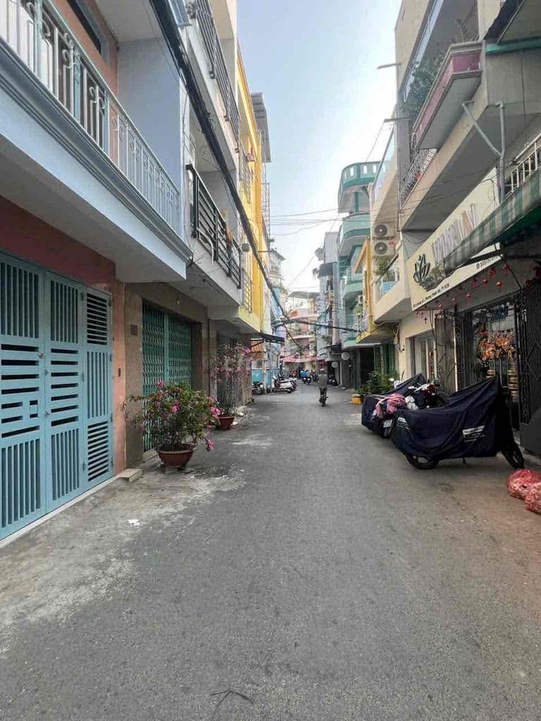 bán nhà mặt tiền 2 tầng xe hơi đỗ cửa. vào ở ngay.