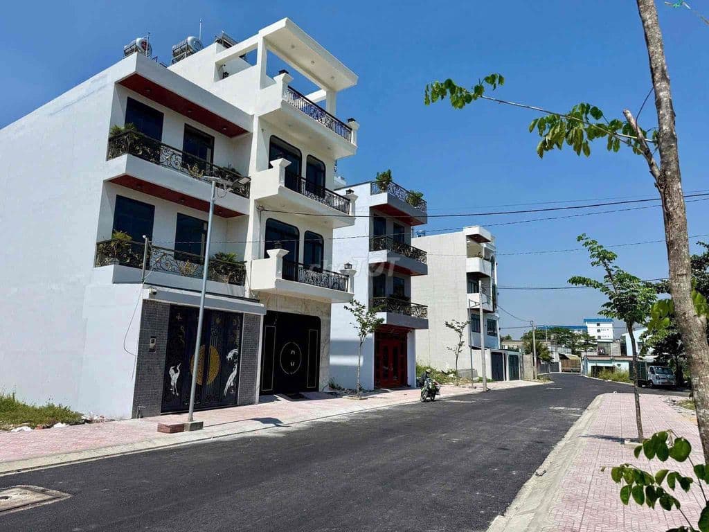 Hạ Giá Bán Nhà 1 Trệt 2 Lầu Đẹp, MT Nhựa 13m Cách Chợ Hóc Môn 500m.