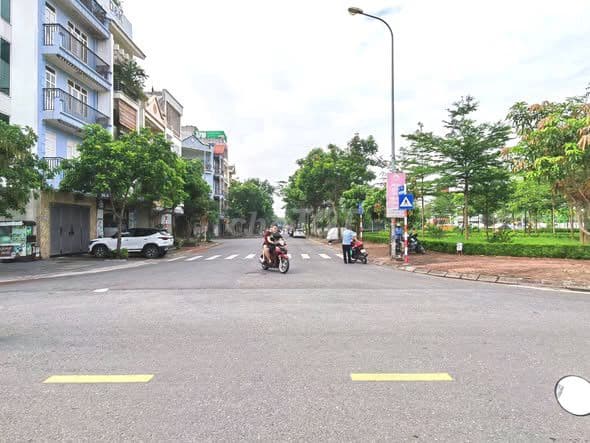 bán nhà 5 tầng Long Biên lô góc mặt phố