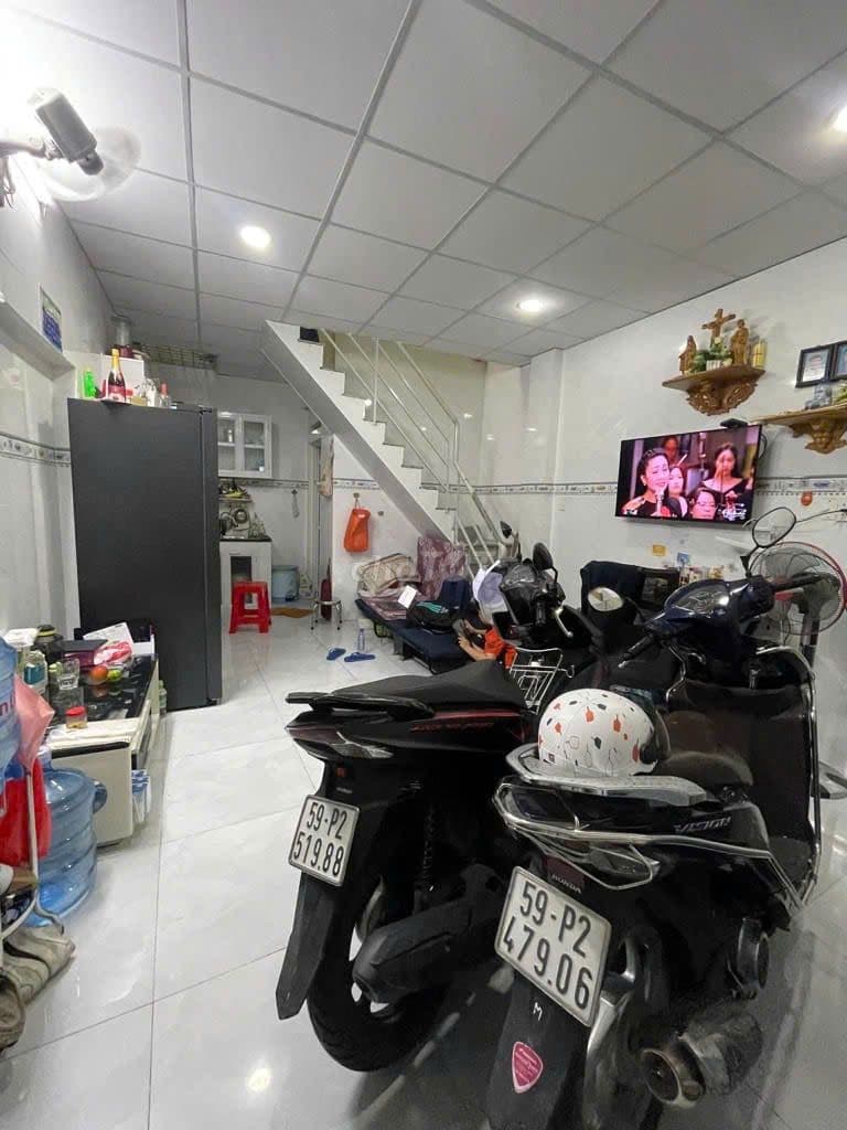 Lạc Long Quân , 26m2 , 1 Lầu 2PN 2WC , SHR