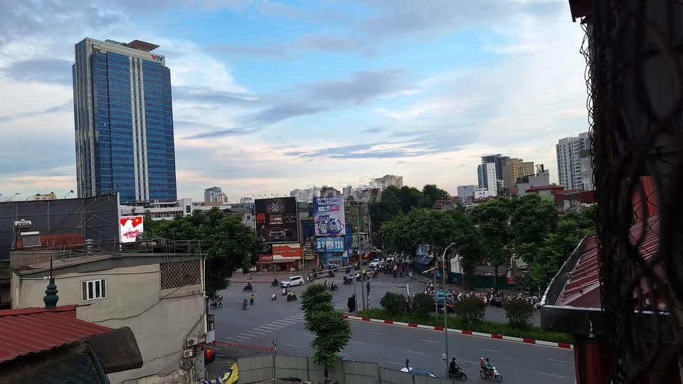 Chính chủ bán nhà phố Nguyễn Chí Thanh- 2 nhà ra phố- ô tô đỗ cửa. - Ảnh 3
