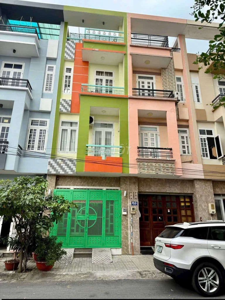 11ty8 thương lương bán nhà măt tiền đối diên cổng ra vào chưng cư