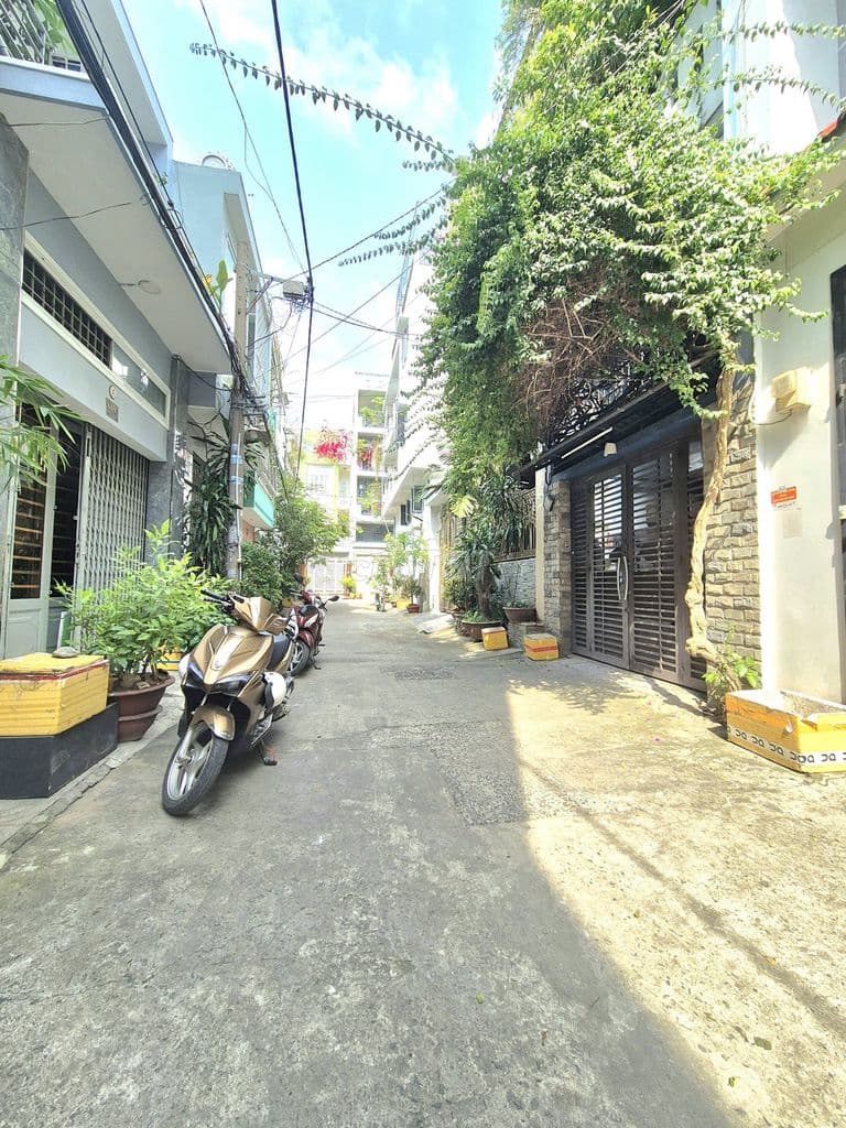 Bán nhà 4 dài 14m xây 3 tấm hẻm xe hơi thông