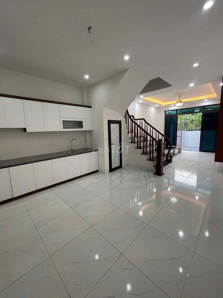 Cần tiền bán gấp nhà 42m2 - xây 3 tầng, ô tô đỗ cổng, giá 3tỷ16 có TL - Ảnh 2