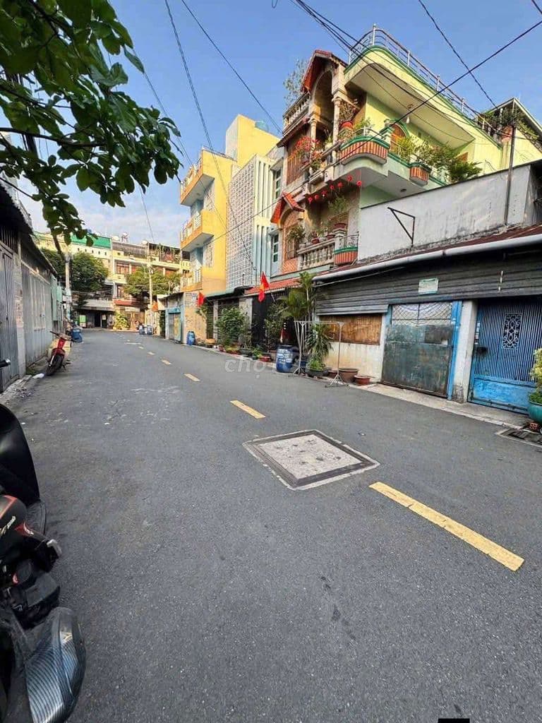 đất đẹp đường nhựa 10m sát trường ĐH