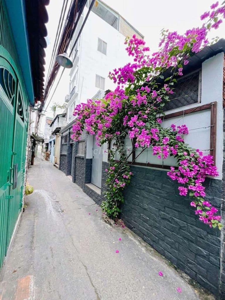 Mua bán nhà quận 4, 60m2 đất dân cư, ngang 4m5, hẻm thông, chợ 200 !