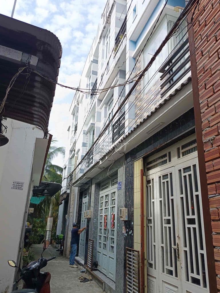 NHÀ 2 TẦNG 1 SÂN THƯỢNG 2 PHÒNG 3 TOILET