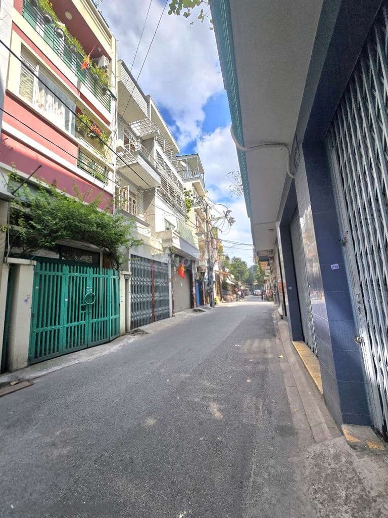 HXH8m Lý Thường Kiêt- ngay Lữ Gia. DT 5.5x15m. Đúc 5 Tầng- Còn MỚI