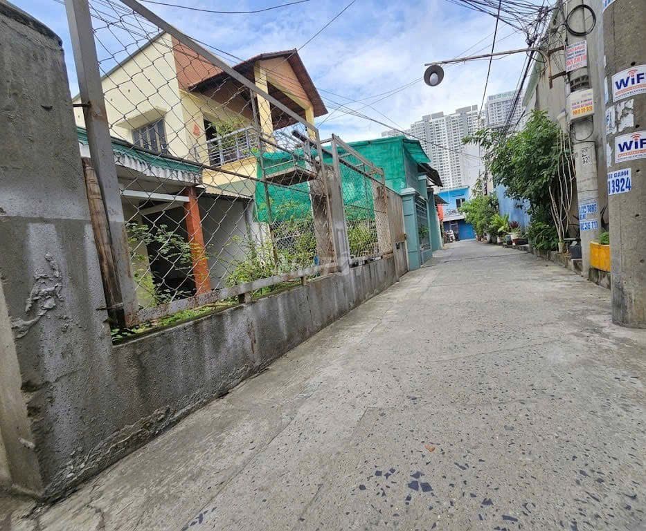 Nhà cũ tiện xây mới; 6,2x23m cách Phú Mỹ Hưng 300m; hẻm 3m ba gác vivu