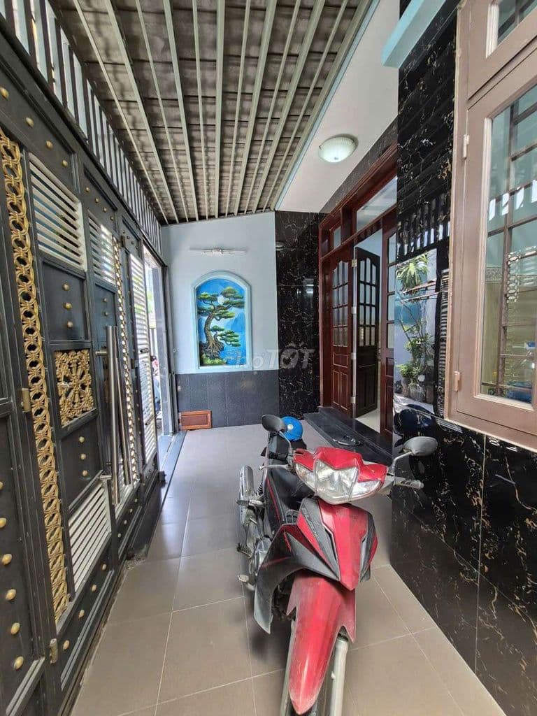 Nhà 3 tầng hai mặt hẻm xe hơi thoáng mát xây kiên cố ở gia đình đông - Ảnh 3