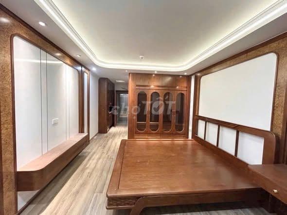 Bán nhà Trần Quốc Hoàn, 40m2, 7T TM, ô tô tránh