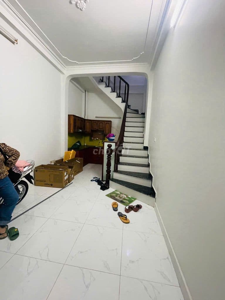 Cho thuê nhà Nguyễn Khang, Diện tích 30m2 x 6 tầng, ô tô đậu cửa