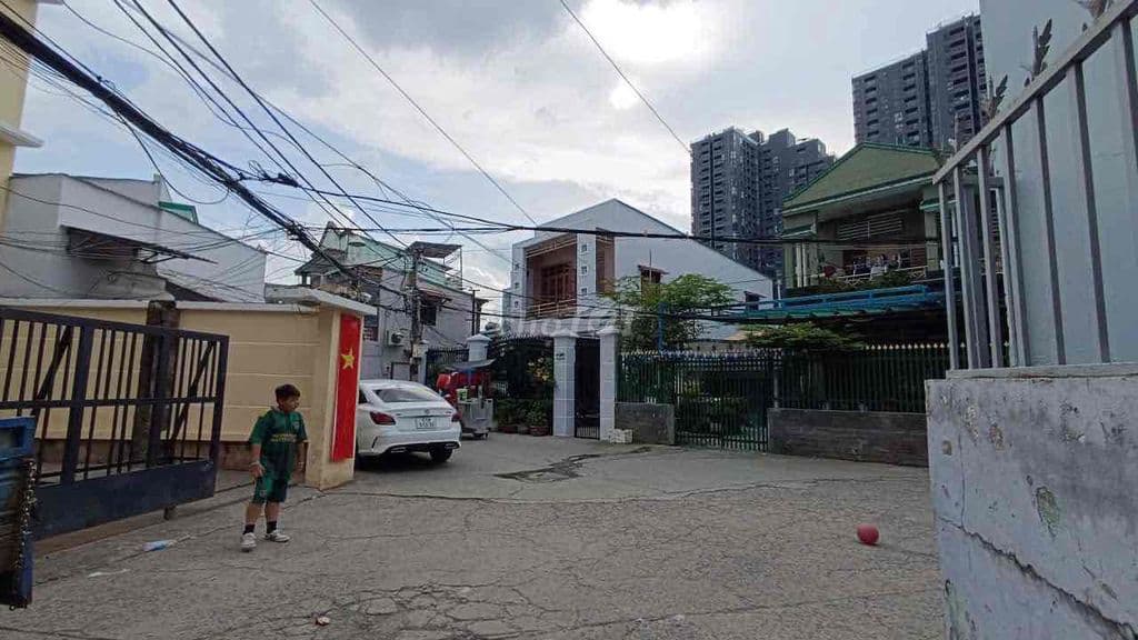 NHÀ HẺM Ô TÔ HOÀI THANH. KẾ CẦU CHÀ VÀ.