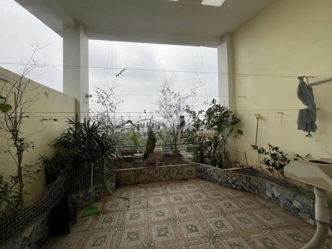 Nhà xay 5 tầng btct chờ mở đường ra mặt đường ko ảnh hưởng nhà