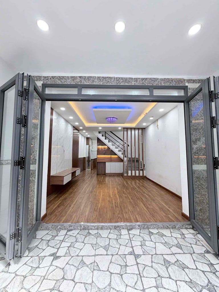 NHÀ ĐÚC 1 LẦU 2 PN . 2 TOLET . NGAY CẦU VƯỚT TÂN THỚI HIỆP KẾ BÊN GV - Ảnh 2