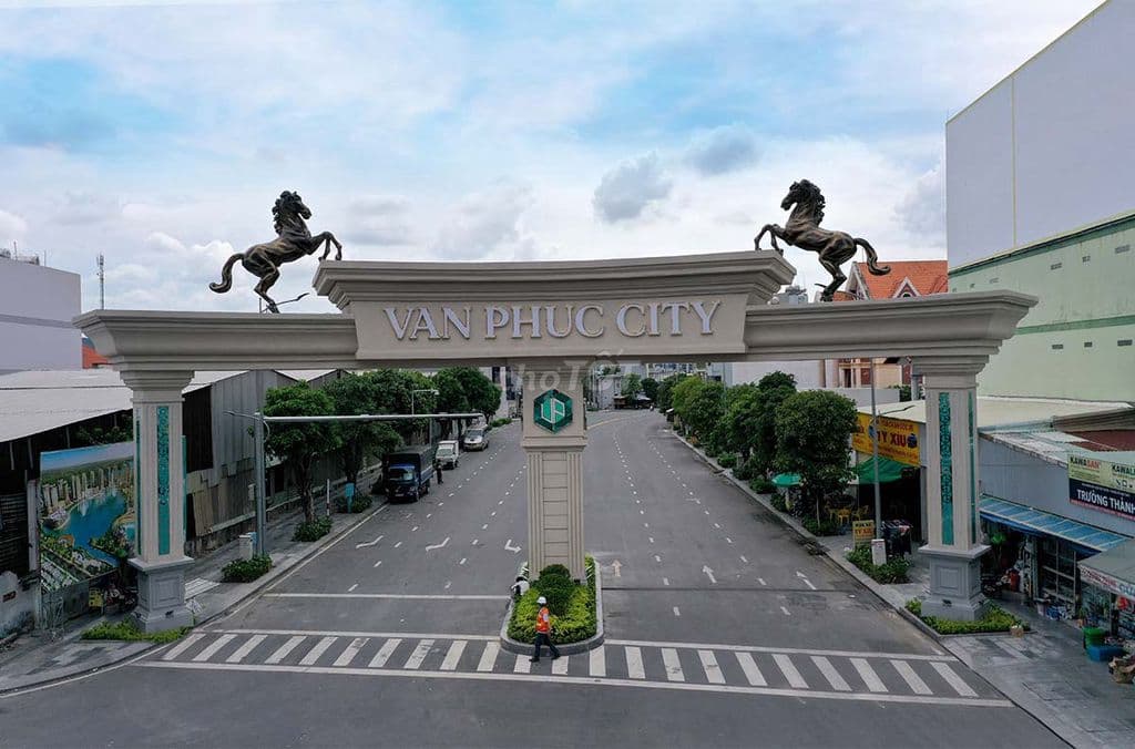7,8 tỷ đối diện vạn phúc city 104m 3 tầng. Vip nhất khu vực. Sát ql13