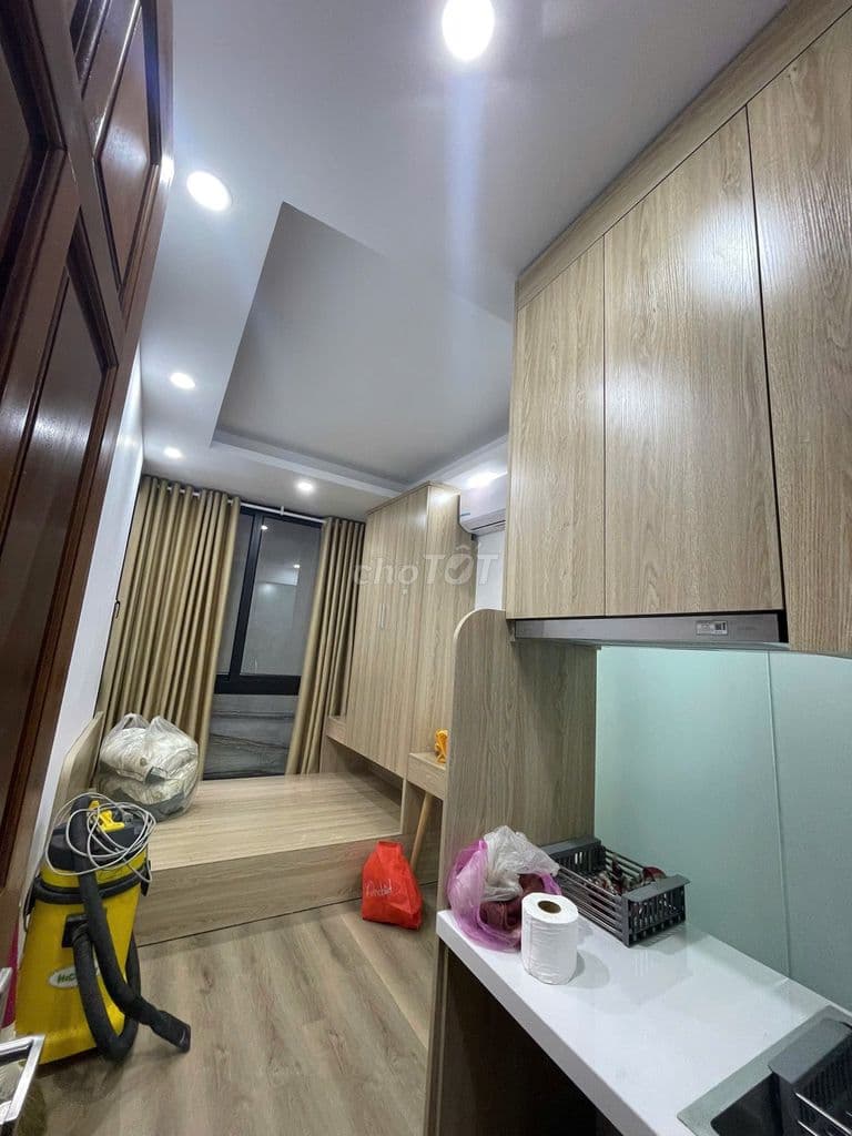 Hai Bà Trưng Dòng tiền 5 tầng 4 ngủ gần phố giá 3 tỷ 5