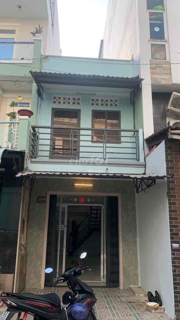 cần tiền bán gấp nhà mặt tiền hẻm xe hơi vào nhà