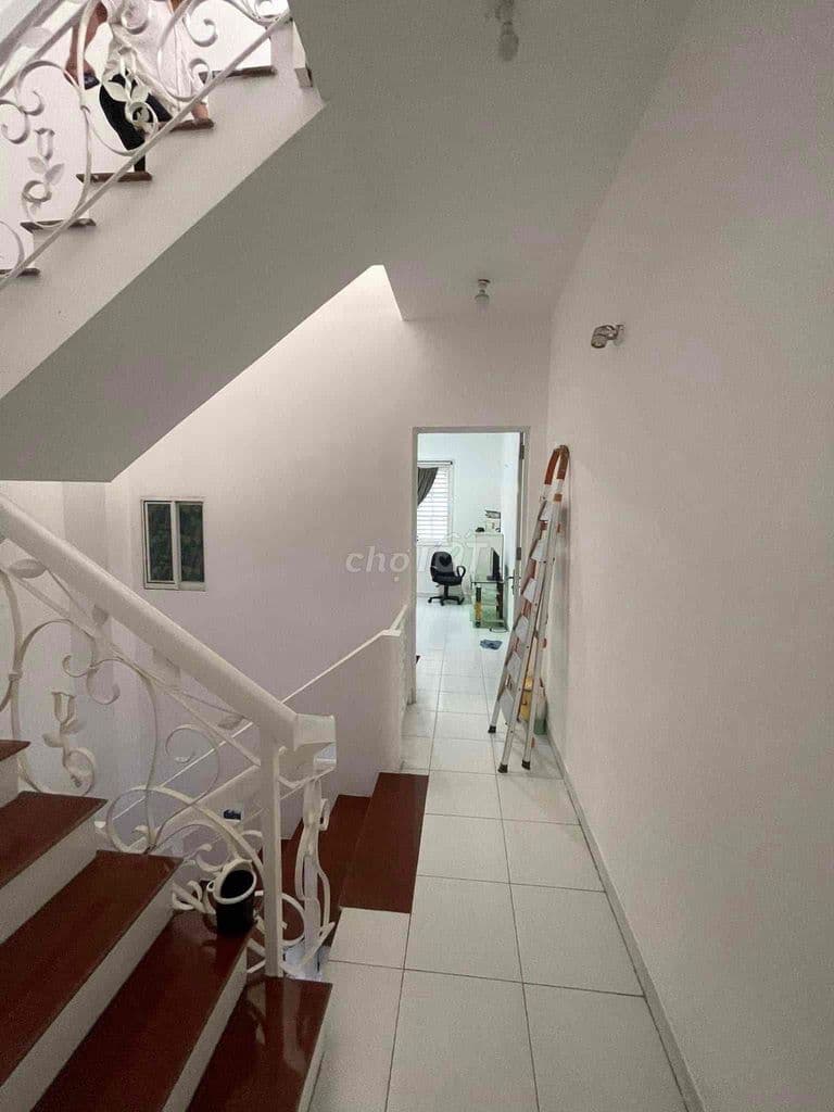 Nhà MT đường số 5 sát vách Tên Lửa dt 80m2 nhà có hầm giá 13 tỷ - Ảnh 2