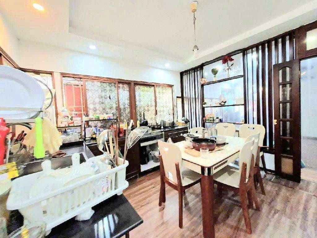 6 tỷ - căn tập thể Nguyễn Thái Học,110m,4 ngủ, gần TTTM Hanoi center - Ảnh 2